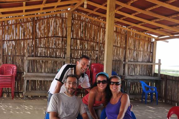 Com o Marco e a Elisiana no rancho em que dormimos, no norte da península de La Guajira, na Colômbia